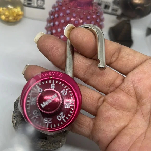 Lock 🔑 - Picture 4 of 9